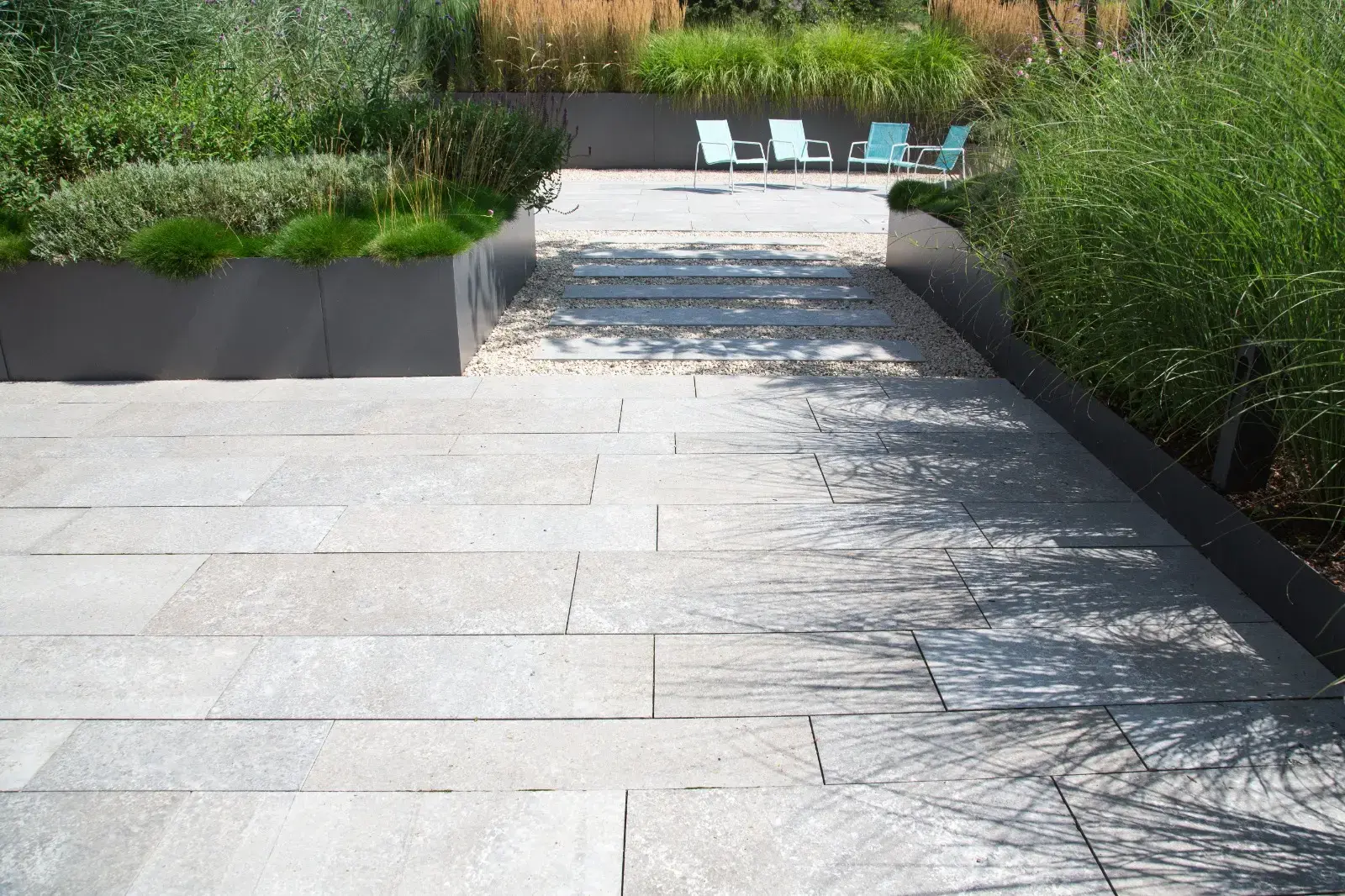 Weg mit verlegten Platten und bepflanzen Gefässen