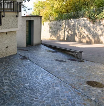 Gepflasterter Vorplatz