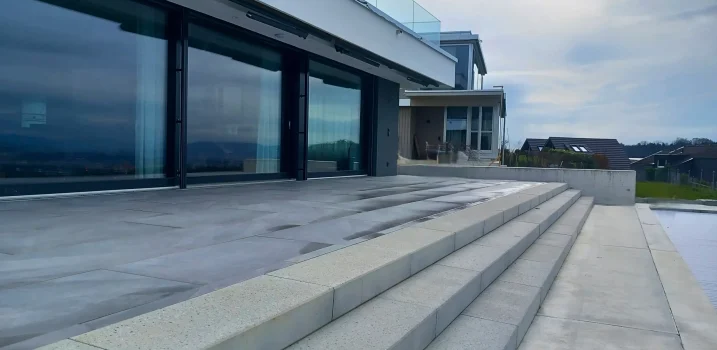 Glasfront mit breiter Treppe zum Pool